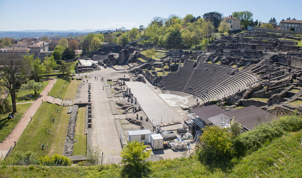 Le th&eacute;&acirc;tre antique de Lyon ou Lugdunum est un des principaux monuments romains visibles &agrave; Lyon en france. Il est adoss&eacute; &agrave; la colline de Fourvi&egrave;re