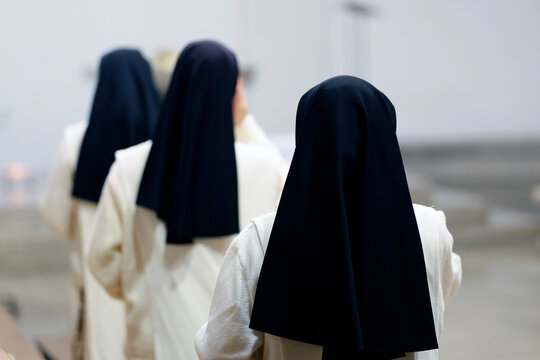  Dominican convent of Monteils. Group of Dominican sisters wearing traditional white robes and black veils. Catholic mass.  Monteils.  France.