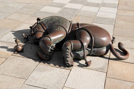Cartoon, Skulptur des amerikanischen Bildhauers Tom Otterness am Strand von Scheveningen &bdquo;SprookjesBeel den aan Zee&ldquo;, Scheveningen, Den Haag.