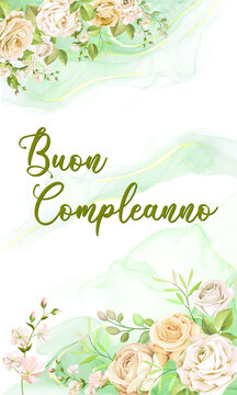 Un biglietto o uno striscione di auguri di buon compleanno in verde su sfondo bianco e verde, con fiori beige e rosa ai lati.
