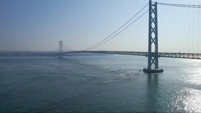 淡路島から明石海峡大橋を望む　ドローン空撮