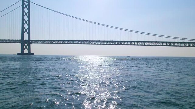 淡路島から明石海峡大橋を望む　ドローン空撮　海面を進む