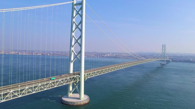 淡路島から明石海峡大橋を望む　ドローン空撮　大きくノーズインサークル