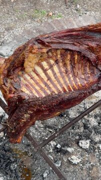Cordero patag&oacute;nico  a la cruz, al asador, argentina