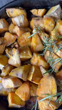 batatas al horno en la asadera