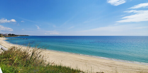 Fototapeta premium beautiful seascape. clean, clear turquoise water and small waves under a blue sky. pebble or sandy beach for summer holidays. destination for travel during holidays or vacations. paradise on earth