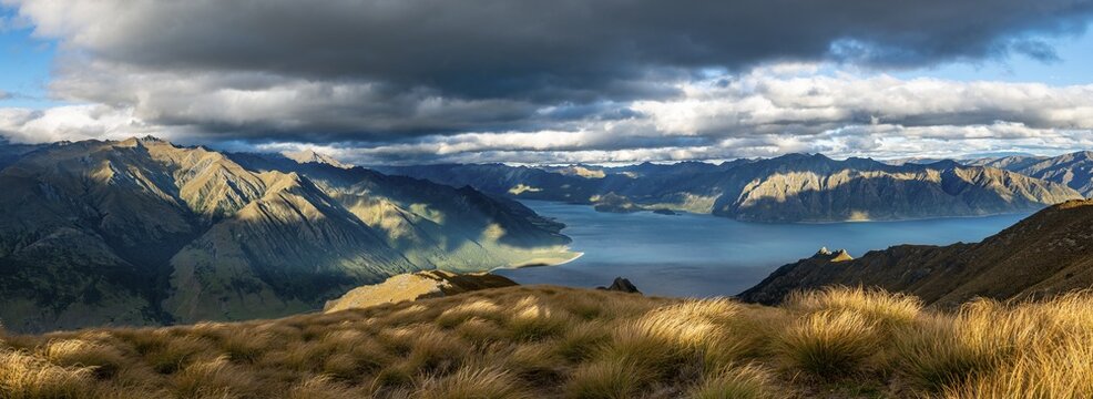 View of Lake Hawea in the evening light, lake and mountain landscape, view from Isthmus Peak, panoramic picture, Wanaka, Otago, South Island, New Zealand