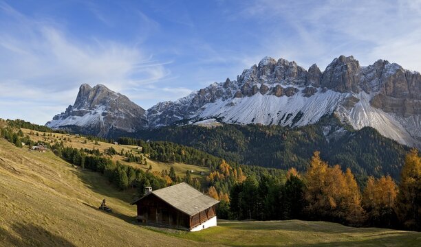 Mt Peitlerkofel or Sas de Puetia, 2875m, and Mt Aferer Geisler, South Tyrol, Italy, Europe