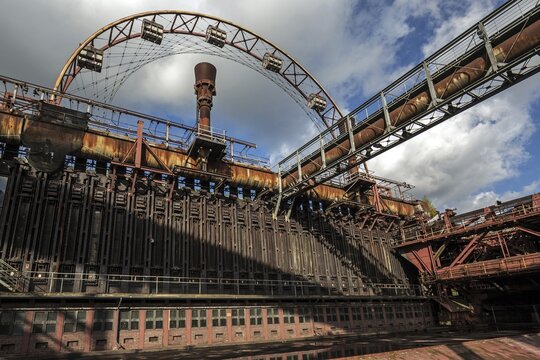 Coking plant and sun wheel, Zollverein Coal Mine Production Plant, Unesco World Heritage Site, Essen, Ruhr Area, North Rhine-Westphalia, Germany