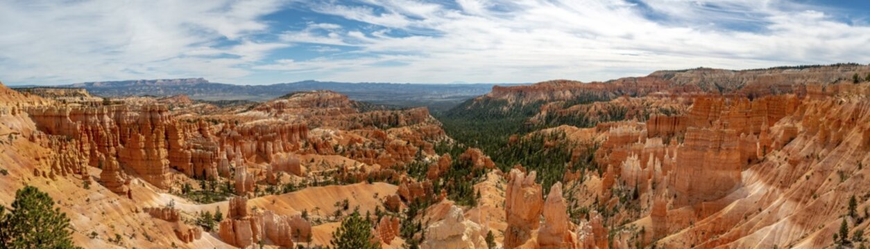 Bizarre rocky landscape with hoodoos, reddish sandstone formations, Inspiration Point, Bryce Canyon National Park, Utah, USA