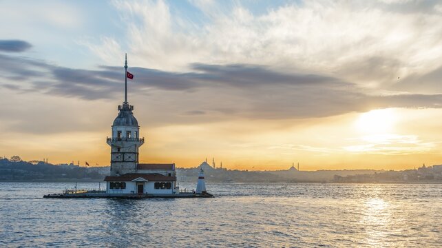 Kız Kulesi, Maiden's Tower or Leander's Tower at sunset, island in Bosporus, &Uuml;sk&uuml;dar, Istanbul Turkey