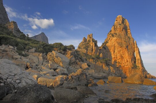 Costa Smeralda with view of the rock Pedra Longa, Sardinia, Italy