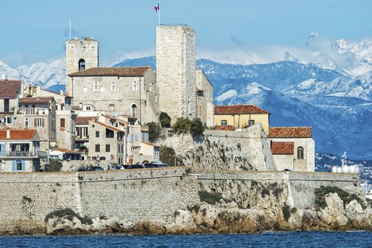 Historic town, snow-covered Alpes at the back, Antibes, D&eacute;partement Alpes-Maritimes, Provence-Alpes-C&ocirc;te d&rsquo;Azur, France