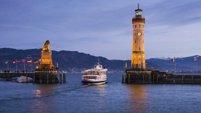 Harbour with lighthouse and Bavarian Lion, Lindau am Lake Constance, Bavaria, Germany