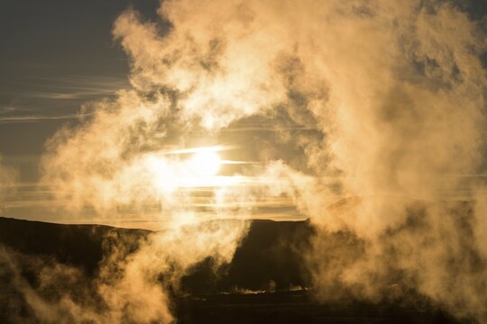 Backlight, water vapour, Bjarnarflag power station, Reykjahl&iacute;&eth;, M&yacute;vatn or Myvatn, North Iceland, Iceland