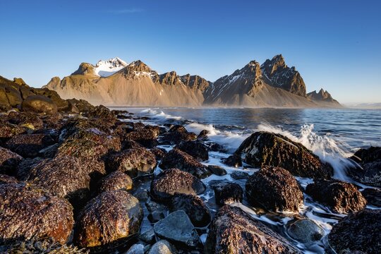 Waves beat on the coast, mountains Klifatindur, Eystrahorn and Kambhorn, headland Stokksnes, mountain range Klifatindur, Austurland, East Iceland, Iceland