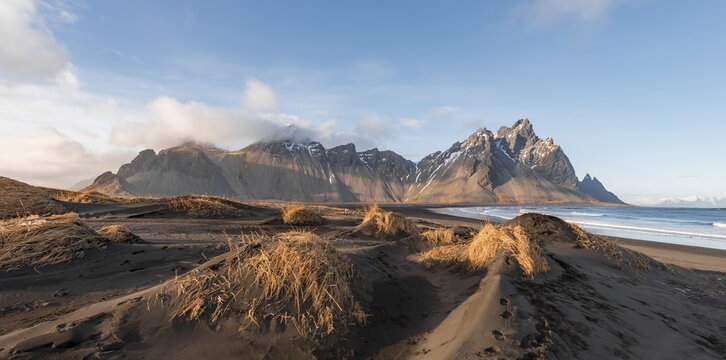 Long lava beach, black sand beach, dunes covered with dry grass, mountains Klifatindur, Eystrahorn and Kambhorn, headland Stokksnes, mountain range Klifatindur, Austurland, East Iceland, Iceland