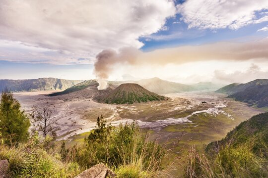 Smoking volcano, Gunung Bromo, Mount Batok, Mount Cursi, Mount Semeru, Bromo Tengger Semeru National Park, Java, Indonesia