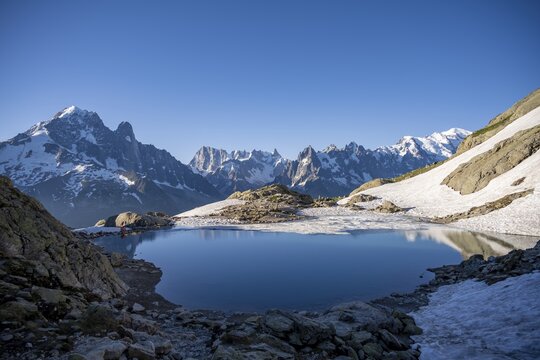 Mountain landscape in morning light with Lac Blanc mountain lake, mountain peaks, Aiguille Verte, Grandes Jorasses, Aiguille du Moine, Mont Blanc, Mont Blanc Massif, Chamonix-Mont-Blanc, Haute-Savoie, France