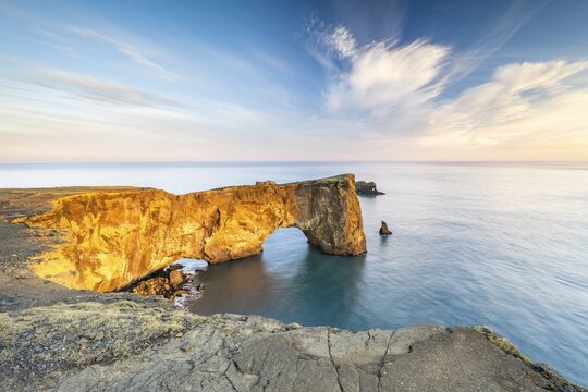 Rock arch Dyrholaey, Cape Dyrholaey, V&iacute;k &iacute; M&yacute;rdal, Su&eth;urland, South Iceland, Iceland