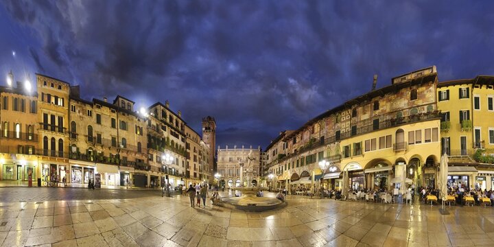City square Piazza delle Erbe and former Roman Forum with fountain Fontana Madonna Verona in the evening, Piazza Erbe, Verona, Veneto, Italy