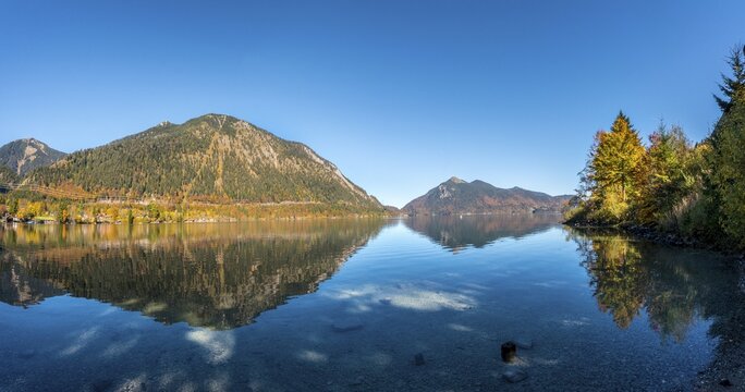 View over the lake with Jochberg and Herzogstand in autumn, water reflection, Walchensee, Upper Bavaria, Bavaria, Germany