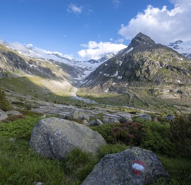 Hiking trail with markings, mountains on the Berliner H&ouml;henweg, Steinmandl mountain peak, Hornkees glacier, Zillertal Alps, Zillertal, Tyrol, Austria