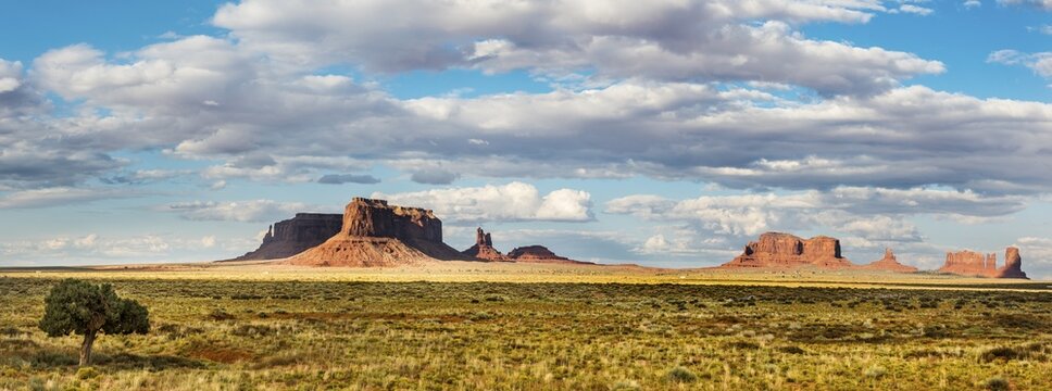 Mesas, Monument Valley Navajo Tribal Park, Navajo Nation, Arizona, Utah, USA
