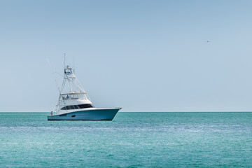 Obraz premium Offshore saltwater sport fishing boat on a sunny summer day. Fisherman on large powerboat on the Gulf of America, Florida.