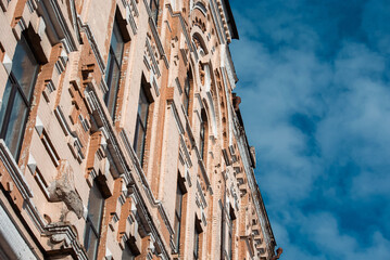 Obraz premium Intricate brickwork and peeling white trim on a classic architectural structure