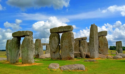Naklejka premium Stonehenge is a prehistoric monument on Salisbury Plain in Wiltshire. It consists of an outer ring of vertical sarsen standing stones. Inside is a ring of smaller bluestones.