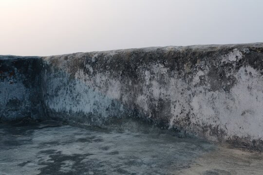 風化した壁を持つ夕暮れの屋上表面