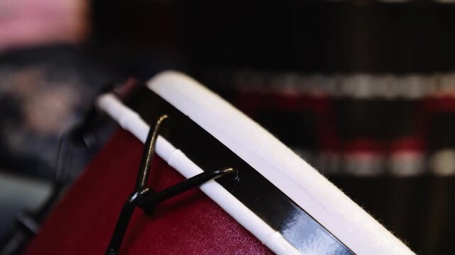 Extreme Nahaufnahme von H&auml;nden beim Spielen von Bongos, rhythmische Trommelbewegung und Percussion Detail in 4K