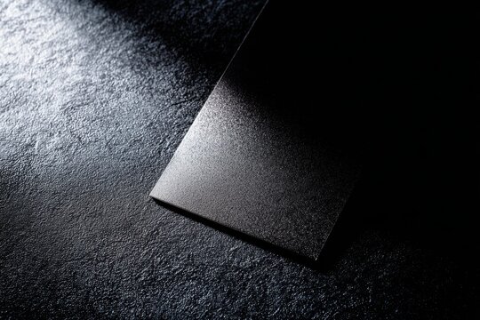 滑らかな黒い表面は、薄暗い設定で光を反射します