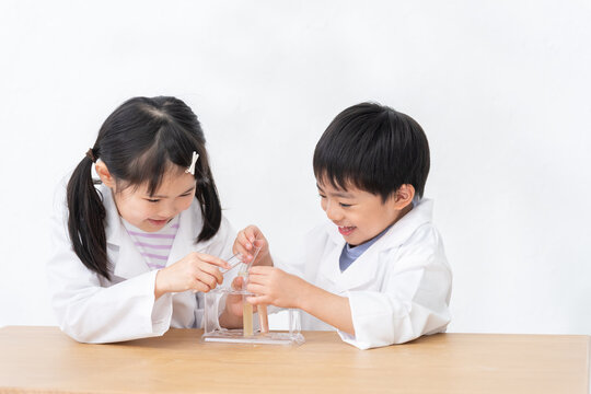 試験管を使って科学実験する子供