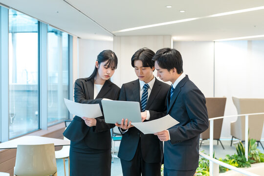 打ち合わせする若いビジネスマン　撮影協力：学校法人電波学園　東京電子専門学校