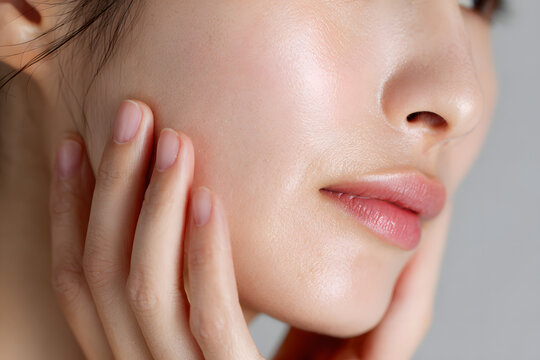 日本人女性の口元クローズアップ（ほうれい線・リフトアップ・美容医療イメージ）