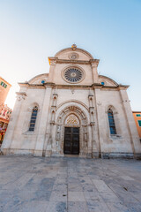 Fototapeta premium Historic square with the stone Cathedral of Saint James in the old town of Sibenik, beautiful Dalmatian architecture, Croatia.