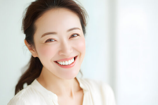自然で健康的な白い歯の日本人女性（審美歯科・エイジングケア）｜Mature Japanese woman with natural white teeth, dental care concept