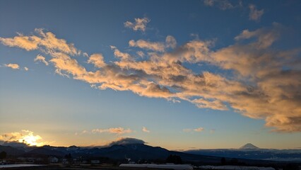 Fototapeta premium 朝日に染まる雲