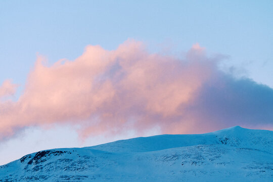 Saukampen Mountain seen from the County Road 255 between Vinstra and Sk&aring;bu, Norway, April 2026.