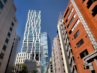 渋谷駅前の高層ビルと雑居ビル　東京都 © moonrise