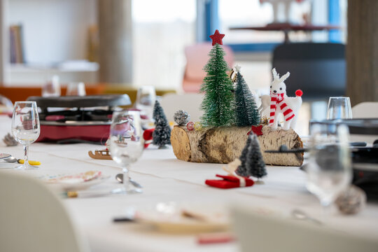 Table avec appareil &agrave; raclette d&eacute;cor&eacute; pour les f&ecirc;tes de fin d'ann&eacute;e. Un plat traditionnel suisse appel&eacute; raclette, compos&eacute; de fromage fondu, de pommes de terre cuites et de viande grill&eacute;e.