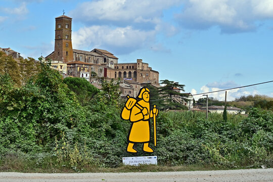 Sutri, arrivo della via Francigena e vista panoramica della citt&agrave;, Tuscia, Lazio, Italia