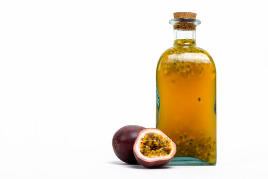 Bouteille de rhum arrang&eacute; aux fruits de la passion avec fruits frais sur fond blanc	
