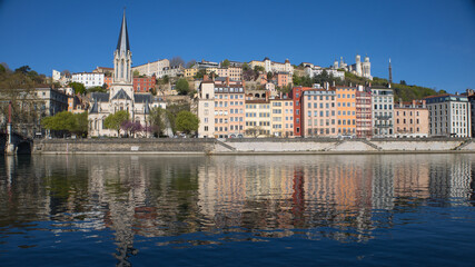 Naklejka premium vue panoramique sur les quais de Saône, le vieux Lyon et la colline de Fourvière à Lyon en été