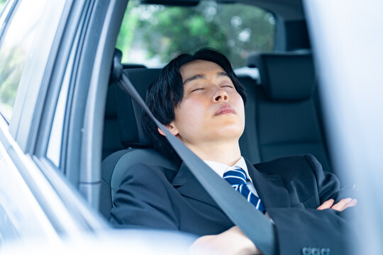 車内で休憩する男性