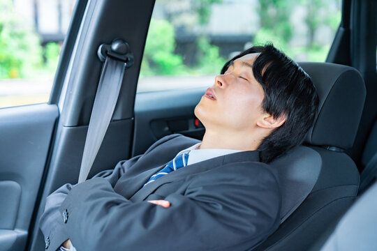車内で休憩する男性