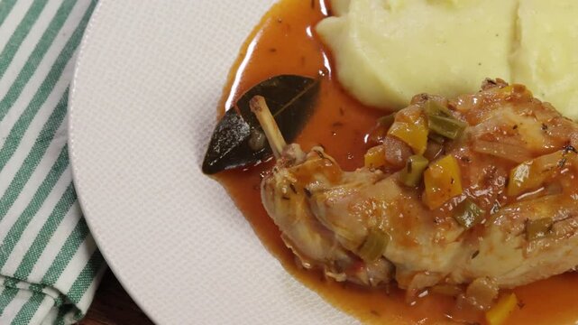 Cuisse de lapin mijot&eacute;e en sauce tomate avec pur&eacute;e de pommes de terre	