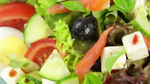 Salade compos&eacute;e fra&icirc;che avec feta, tomates, concombre et olives, cuisine m&eacute;diterran&eacute;enne saine